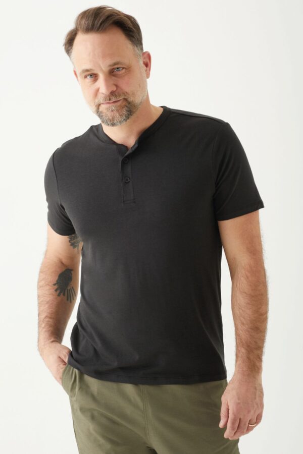 Playera Manga Corta Henley para Hombre - Image 21