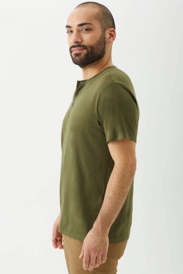 Playera Manga Corta Henley para Hombre - Image 8