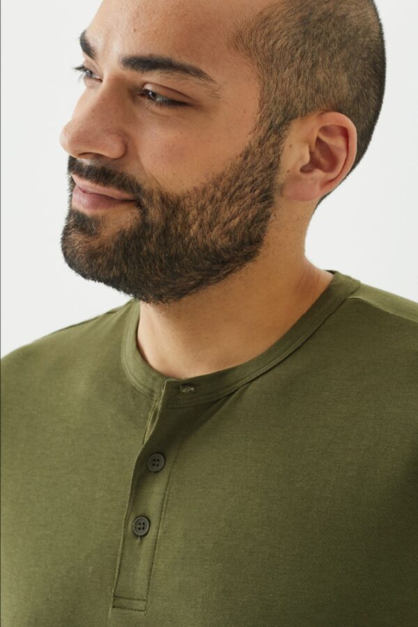 Playera Manga Corta Henley para Hombre - Image 6