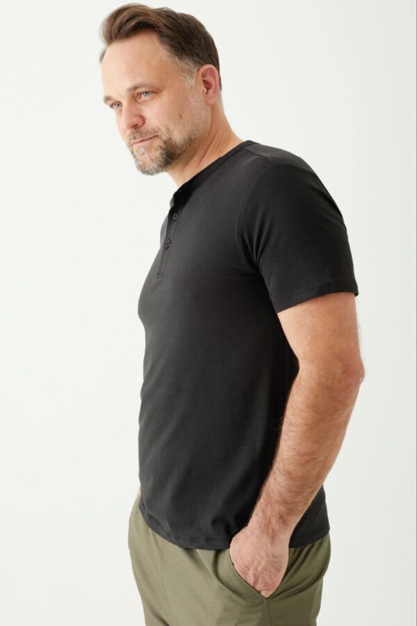 Playera Manga Corta Henley para Hombre - Image 20