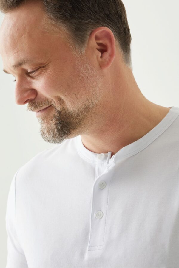 Playera Manga Corta Henley para Hombre - Image 2