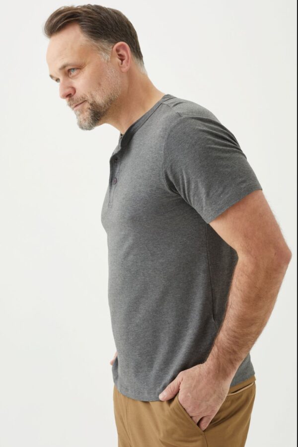 Playera Manga Corta Henley para Hombre - Image 16
