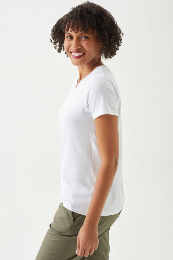 Playera Manga Corta Cuello en V para Mujer - Image 17