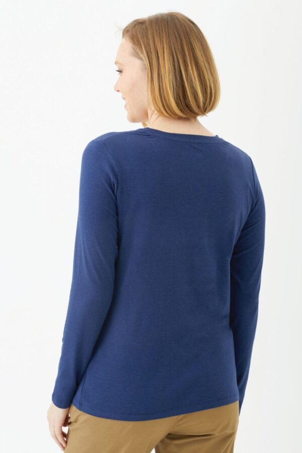 Playera Manga Larga Cuello en V para Mujer - Image 11