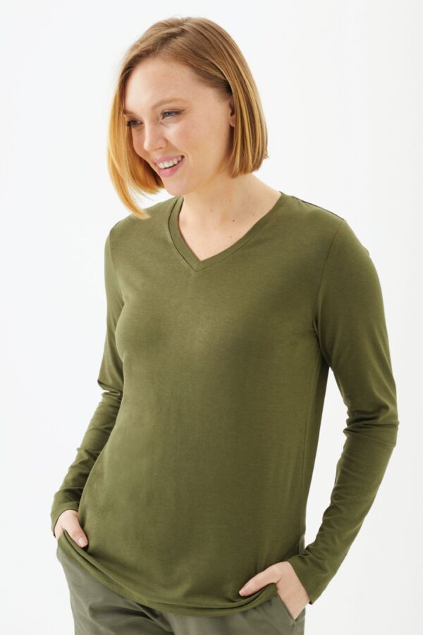 Playera Manga Larga Cuello en V para Mujer - Image 9