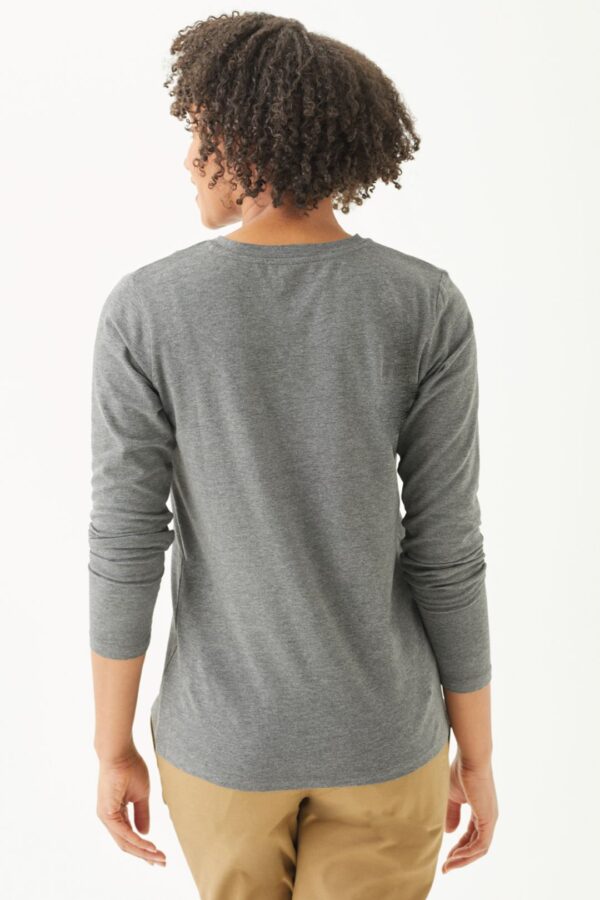 Playera Manga Larga Cuello en V para Mujer - Image 15