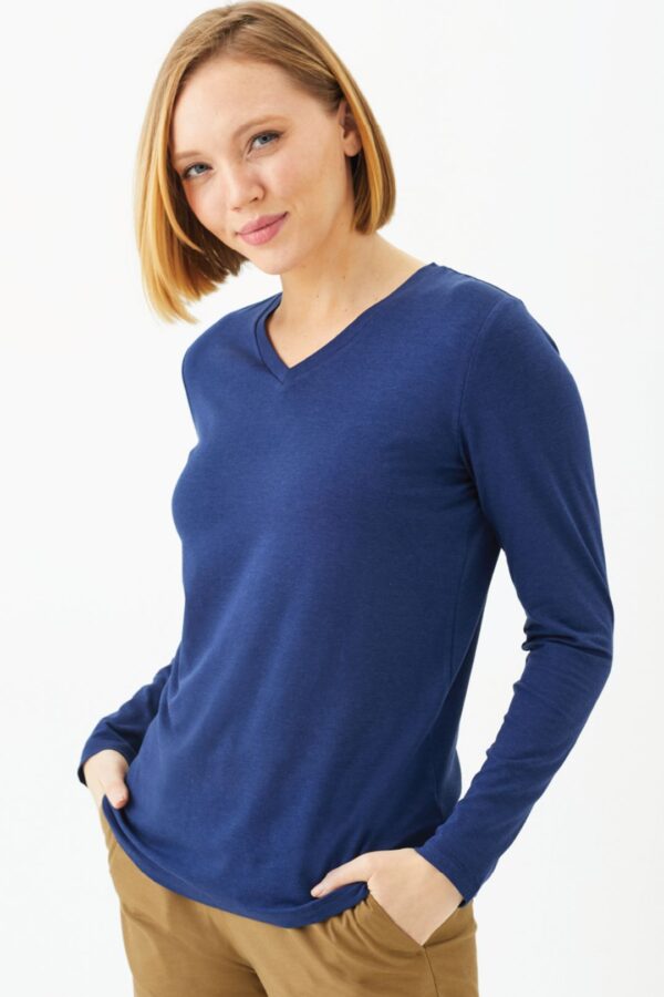 Playera Manga Larga Cuello en V para Mujer - Image 13