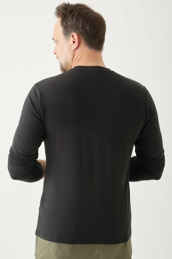 Playera Manga Larga Cuello en V para Hombre - Image 3