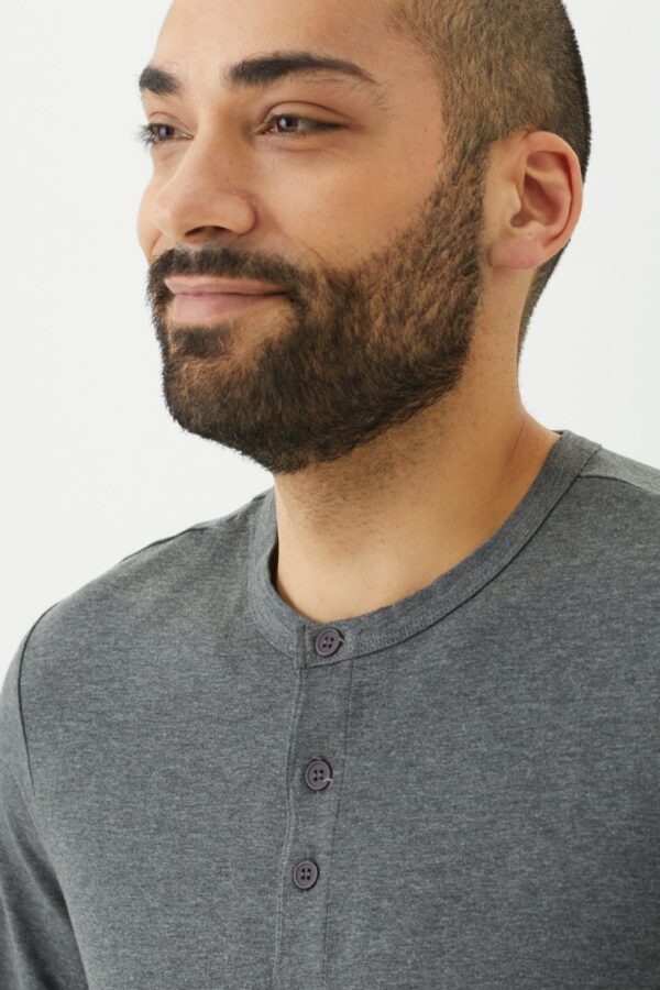 Playera Manga Larga Henley para Hombre - Image 17