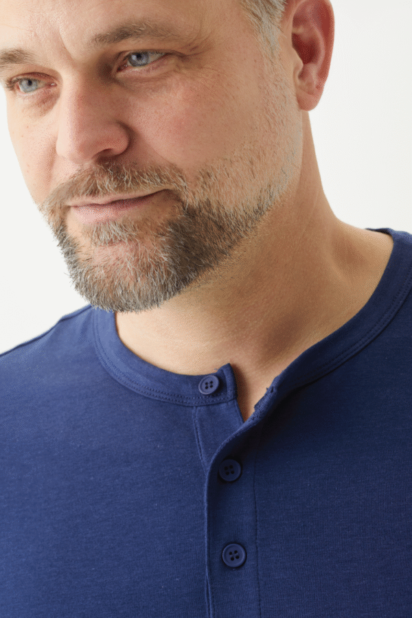 Playera Manga Larga Henley para Hombre - Image 3
