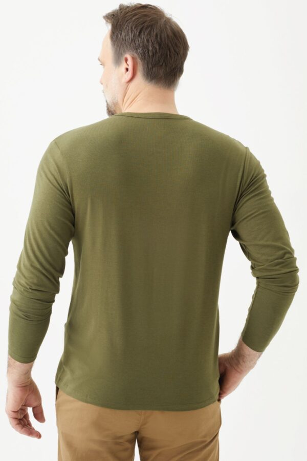 Playera Manga Larga Henley para Hombre - Image 11
