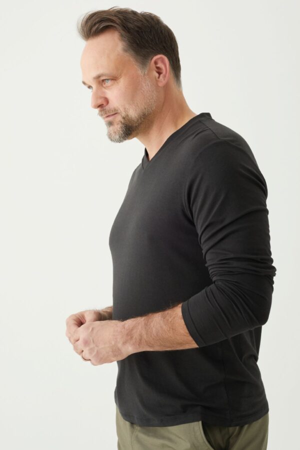 Playera Manga Larga Cuello en V para Hombre - Image 23