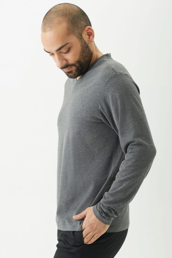 Playera Manga Larga Cuello en V para Hombre - Image 18