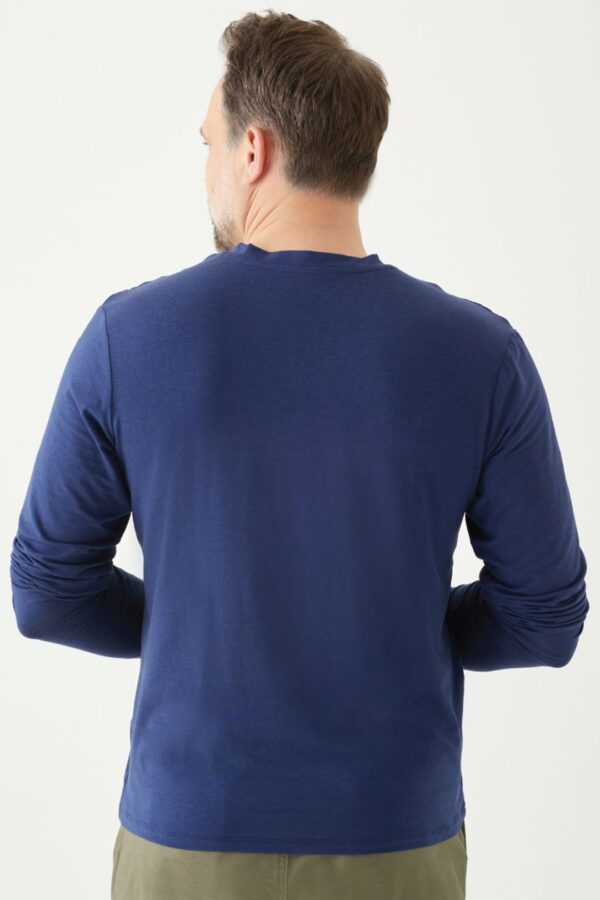 Playera Manga Larga Cuello en V para Hombre - Image 16