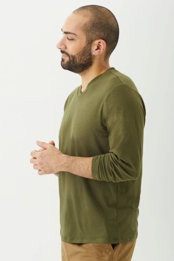 Playera Manga Larga Cuello en V para Hombre - Image 10