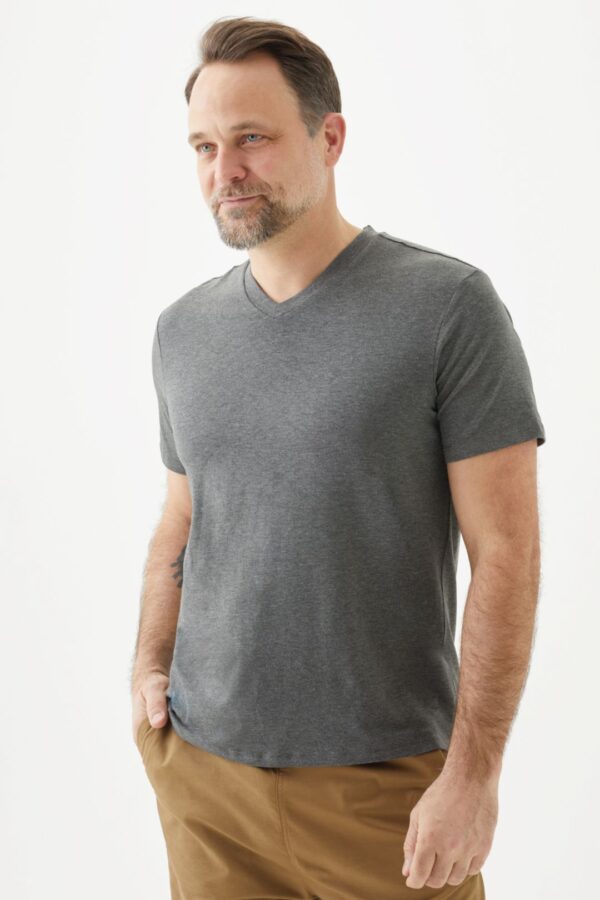 Playera Manga Corta Cuello en V para Hombre - Image 15