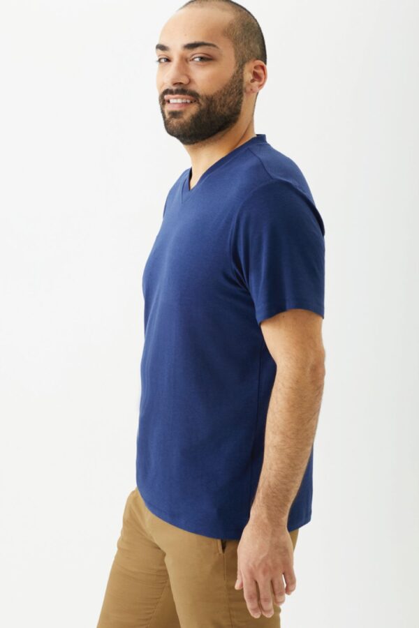Playera Manga Corta Cuello en V para Hombre - Image 11