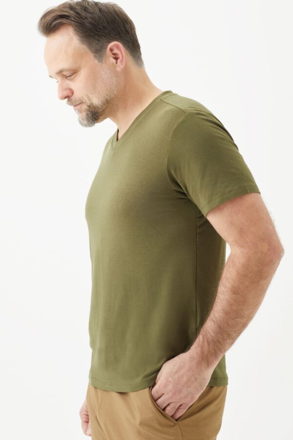 Playera Manga Corta Cuello en V para Hombre - Image 8